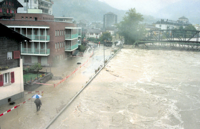 1993 – Brig unter Wasser, die Saltina verlässt ihr Bett und lagert Geröll und Schutt im Städtchen ab. zwei Menschen sterben (im Bild: Naters).