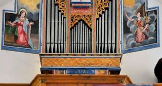 Organistin Anner&ouml;s Hulliger gibt ein Konzert an der 400-j&auml;hrigen Orgel in der Waldkapelle von Visperterminen.