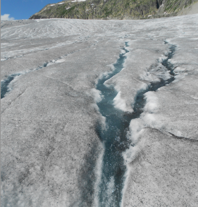 Schmelzwasserbach auf dem Rhonegletscher.