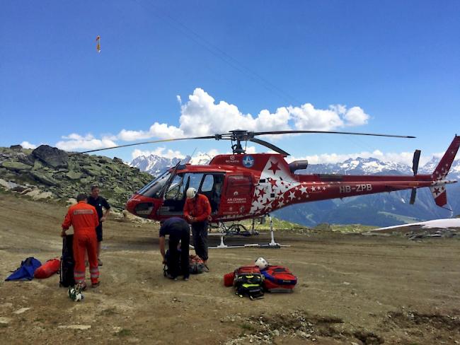 Die Evakuation des Piloten wird für die Rettungsspezialisten zum Hochseilakt. 