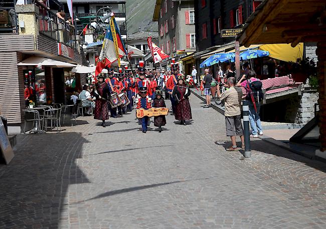 Die «Musik der alten Zeit» aus Saas-Fee beim Einmarsch zur Eröffnungsfeier.