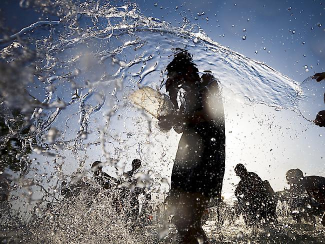 1. Juli: Am 1. Juli erreicht die Hitzewelle des Sommers 2015 einen ersten Höhepunkt. Die brennende Sonne lässt das Quecksilber in Visp und Sitten  beinahe auf die 40-Grad-Marke steigen. 