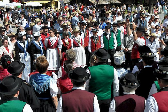 Vereint. Jodler des Westschweizerverbands begleiteten den Festgottesdienst.