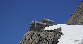 Die Hollandiah&uuml;tte in der L&ouml;tschenl&uuml;cke am Grossen Aletschfirn