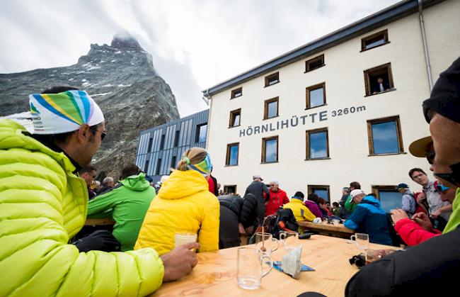 Die geladenen Gäste auf der Terrasse vor der renovierten Hörnlihütte