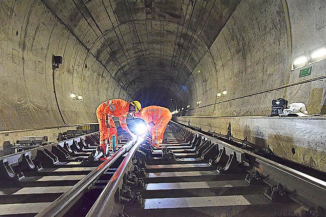 Die Weichen im Lötschberg-Basistunnel werden regelmässig kontrolliert.