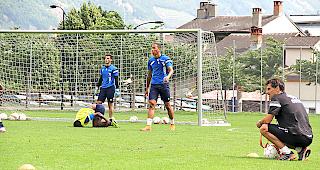 Der Beobachter. FC-Sitten-Trainer Didier Tholot hat im Training stets den &Uuml;berblick.