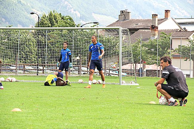 Der Beobachter. FC-Sitten-Trainer Didier Tholot hat im Training stets den Überblick.