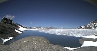 Durch Schmelzwasser bilden sich auf dem Plaine Morte-Gletscher jedes Jahr mehrere Gletscherseen. Der Favergessee (hier im Bild) auf der Grenze Bern-Wallis entleert sich jeweils auf die Berner Seite in die Simme.