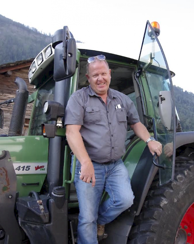 Traktorfchauffeur Urs Schirmer fährt die Zirkuswagen auf die Alpe.