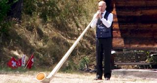 Ein Alphornbl&auml;ser konzentriert beim Wettbewerbsst&uuml;ck.