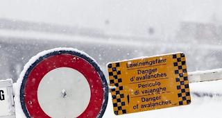 Verschiedene Strassen im Oberwallis mussten wegen Lawinengefahr gesperrt werden. (Symbolbild)