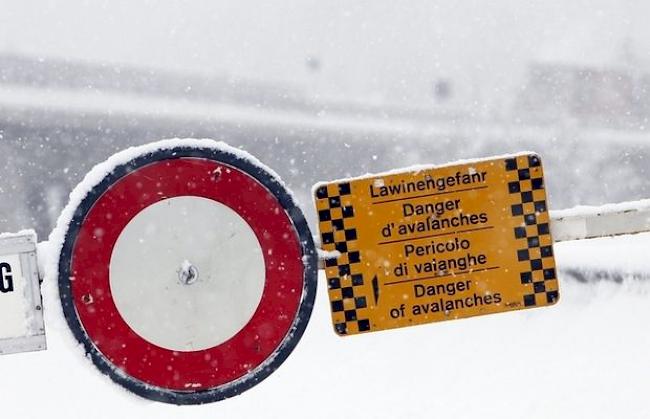 Verschiedene Strassen im Oberwallis mussten wegen Lawinengefahr gesperrt werden. (Symbolbild)