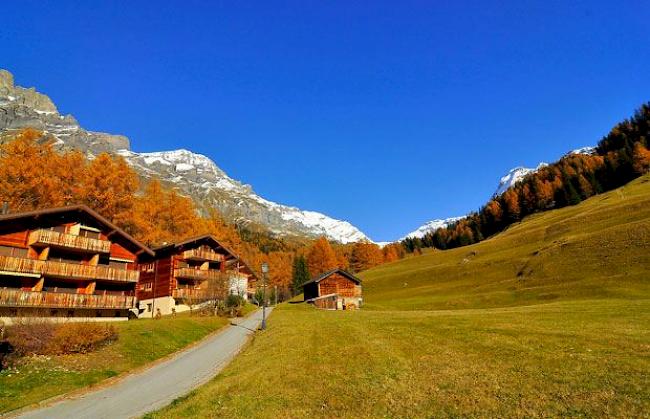 Chalets bei Leukerbad. Das beschriebene Phänomen zeigt sich besonders deutlich an Tourismusorten. (Symbolbild)