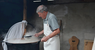 Die Teilnehmer d&uuml;rfen dem Alpk&auml;ser &uuml;ber die Schulter schauen.