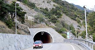 Ein Nadel&ouml;hr. Der Mittaltunnel ist die einzige Verbindung zwischen dem Autoverlad am L&ouml;tschberg und dem Rhonetal.