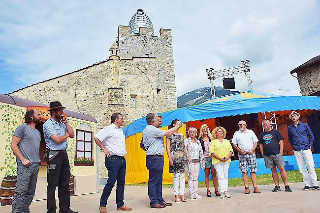 Die Proben zur «Die Zirkusprinzessin» im Schlosshof Leuk laufen auf Hochtouren.