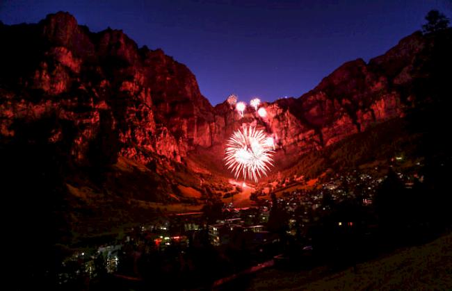 Eindrückliches Feuerwerk vor der Gemmi-Wand