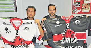 Kyllian Guyenet und Sandro Wiedmer pr&auml;sentieren den EHC-Visp-Dress f&uuml;r die neue Saison.