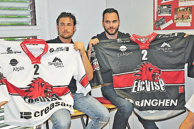 Kyllian Guyenet und Sandro Wiedmer präsentieren den EHC-Visp-Dress für die neue Saison.