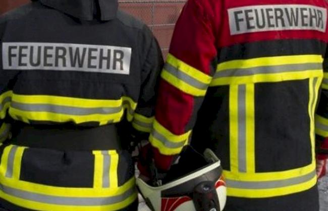 Über 100 Feuerwehrleute rückten in der Nacht aus. (Symbolbild)