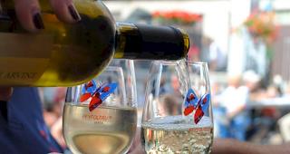 Gef&uuml;llte Weingl&auml;ser am Weinfest Varen.