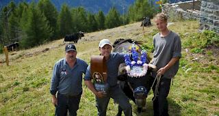 Der Alpkommissions-Pr&auml;sident Stefan Lengen mit dem Besitzer Bruno Lengen und dem Hirt Anders Jenckel.