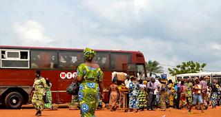 Reges Treiben am Busbahnhof von Bohicon