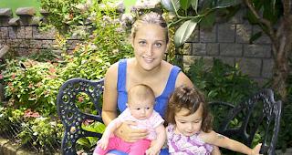 Patrizia Furrer mit ihren beiden Sch&uuml;tzlingen Ann und June