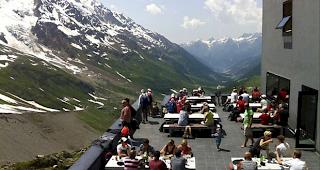Die vollbesetzte H&uuml;ttenterrasse der Anenh&uuml;tte im Juli 2013