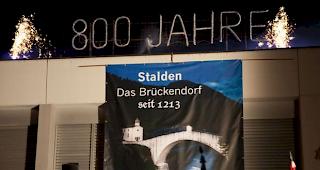 Nach der Lichtkunst-Pr&auml;sentation von David Bumann wurde das neue Banner von Stalden offiziell enth&uuml;llt. Untermalt wurde diese Inszenierung durch den Schweizer Psalm, die Walliser Hymne und das Staldner Lied, welche von der Musikgesellschaft Harmonie gespielt wurden.