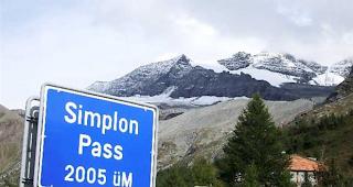 Auf verschiedenen Strecken, so auch auf der Simplonpassstrasse, muss im Sommer mit Staus und Behinderungen gerechnet werden.