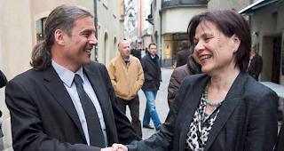 Oskar Freysinger und Esther Waeber-Kalbermatten gratulieren einander zur Wahl.