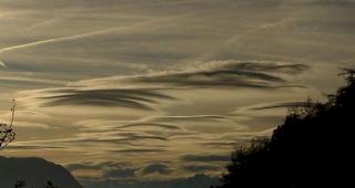 F&ouml;hnwolken &uuml;ber dem Rhonetal &ndash; in Sitten kletterte das Thermometer am Dienstag auf 20,7 Grad. (Archivbild)