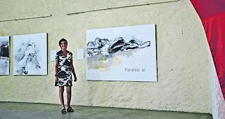 Eine der K&uuml;nstlerinnen ist Denise Eyer-Oggier. Hier neben ihrem Werk &laquo;Psst! cet immense fleuve&raquo;, 180&times;130 cm, Acryl/Kohle, 2015.  