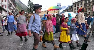 Am Sonntag sind zahlreiche Folkloregruppen durch Zermatt gezogen.  