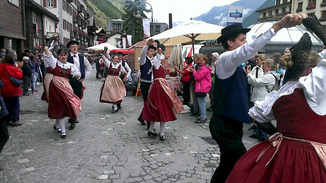 Während des Umzugs standen auch Folkloretänze auf dem Programm. 