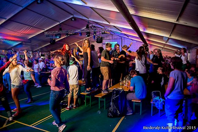 Ausgelassene Stimmung beim Volksmusikabend im Festzelt. 