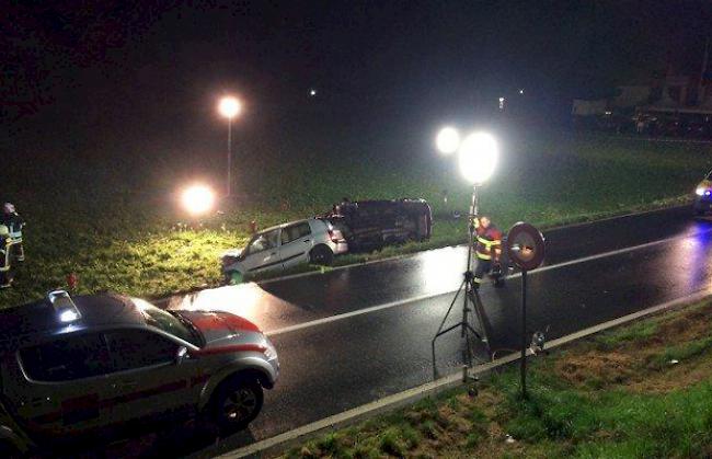 Beim Verkehrsunfall verstarb eine Person, während eine weitere hospitalisiert werden musste.