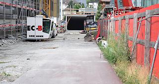 Die Ein- und Ausfahrt in das Parkhaus bei der Grossbaustelle &laquo;Aletsch Campus&raquo;.