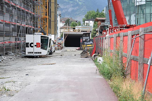 Die Ein- und Ausfahrt in das Parkhaus bei der Grossbaustelle «Aletsch Campus».