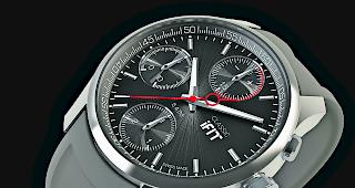 Ganz Uhr. Das klassische Design der Smartwatch von iFit  &ndash;  oben das Herren-, darunter das Damenmodell  &ndash;  l&auml;sst ihr intelligentes Innenleben kaum erahnen.  