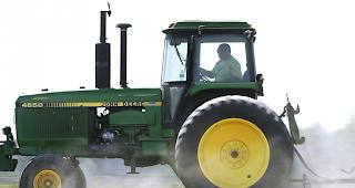 Das Betonelement, von dem der Junge getroffen wurde, geh&ouml;rte zur Ladung eines Traktors. (Symbolbild)