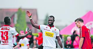 Gl&uuml;ck. Die Sittener Chadrac Akolo (links) und Moussa Konat&eacute; freuen sich &uuml;ber das Brunner Eigentor zum 1:0. 