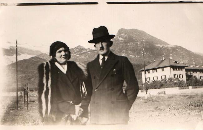 Paarfoto mit Briger Bahnhof im Hintergrund.