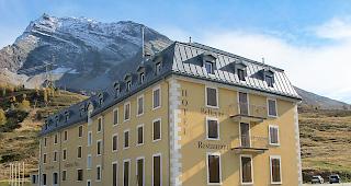 Keine Angaben &uuml;ber den Mietpreis &ndash; das Hotel &laquo;Bellevue&raquo; auf dem Simplonpass.