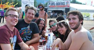 Gute Laune am Partytisch.