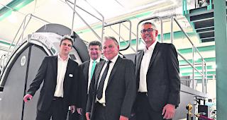 Zukunft. Nicolas Mengis, VR-Pr&auml;sident der Mengis Druck AG, VR-Delegierter Beat Lauber, Staatsratspr&auml;sident Jacques Melly und WB-ChefredaktorThomas Rieder vor der neuen Digitaldruckmaschine.