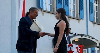 Eine Maturandin erh&auml;lt ihr Zertifikat von Staatsraat Oskar Freysinger. 