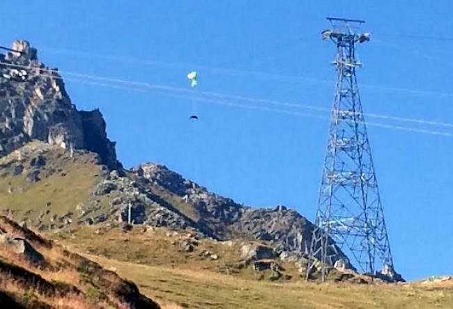 Glück im Unglück: Der Gletschirmpilot, der sich mit seinem Fluggerät am Sonntagnachmittag im Kabel der Luftseilbahn auf Eggishorn verfangen  hatte, konnte von der Rettungscrew der Air Zermatt gerettet werden.